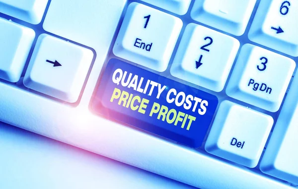 Kézírás szöveg Quality Costs Price Profit. Koncepció jelentése egyensúly között Wothiness kereset érték Fehér pc billentyűzet üres jegyzet papír felett fehér háttér kulcs másolási hely. — Stock Fotó