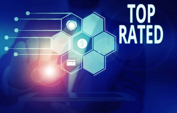 トップ評価を示す概念的な手書き。ビジネス写真を展示 計算に基づく高額の料金や支払い男性は、プレゼンテーションスマートデバイスを提示フォーマルスーツを着用. — ストック写真
