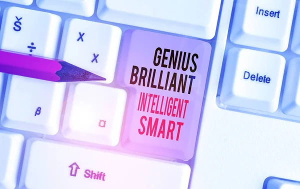 Tekst pisma Genius Brilliant Intelligent Smart. Koncepcja oznaczająca Clever Bright Knowledge Intelligence Biała klawiatura PC z pustym papierem notatkowym nad białym kluczem do kopii przestrzeni. — Zdjęcie stockowe