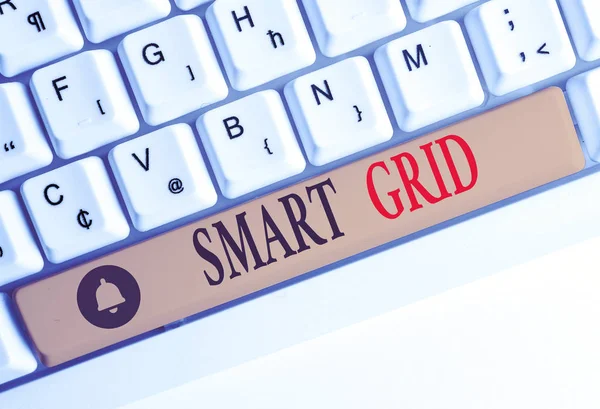 Texte d'écriture de mots Smart Grid. Concept d'entreprise pour comprend des mesures opérationnelles et énergétiques, y compris les compteurs Clavier pc blanc avec papier de note vide au-dessus de l'espace de copie de clé de fond blanc . — Photo