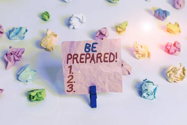 Escrita de mão conceitual mostrando Be Prepared. Texto de foto de negócios tente estar sempre pronto para fazer ou lidar com algo Colorido papel enrugado vazio lembrete branco chão varal . — Fotografia de Stock