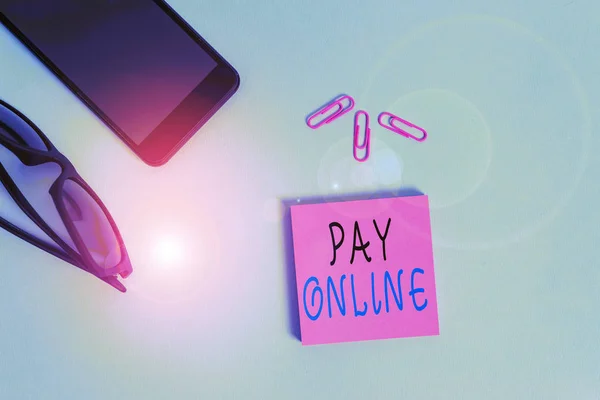 Conceptuele handschrift tonen Pay Online. Zakelijke foto showcasing kopen producten of service met behulp van een creditcard op een website Bril gekleurde kleverige notitie smartphone pastel achtergrond. — Stockfoto