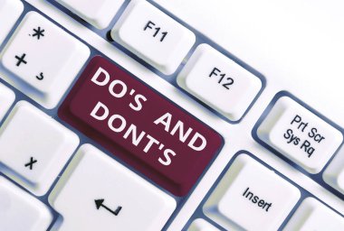 Word yazma metin Do S Ve Dont S Is. Beyaz arka plan tuşu kopyalama alanı üzerinde boş not kağıdı ile bazı faaliyet Beyaz pc klavye ile ilgili Kurallar veya gümrük tavsiye için İş kavramı.