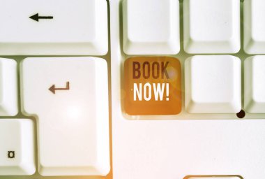 Şimdi Kitap'ı gösteren not yazma. Zaten beyaz arka plan üzerinde not kağıdı ile Beyaz pc klavye satın almış çünkü yer olması garanti İş fotoğraf vitrin.