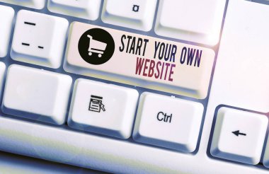 Kendi web sitenizi başlatın metni. Anlamı, beyaz arkaplan anahtar alanının üzerinde boş not kağıdı bulunan bir Kişisel Site Beyaz pc klavyesinin Uzantısı olarak hizmet verir.