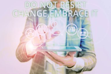 Değişime Karşı Gelmeyin'i gösteren kavramsal el yazısı Embrace It. İş fotoğraf metni Yeni şeyler deneyin Positive Lady ön el mavi parlaklık fütüristik modern teknoloji sunan deneyin.