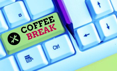 El yazısı metin Kahve Break. Kavram kısa zaman ne zaman beyaz arka plan tuşu kopyalama alanı üzerinde boş not kağıdı ile kahve beyaz pc klavye bir fincan için çalışmayı durdurmak anlamına gelir.