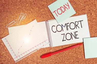 Comfort Zone'u gösteren not yazma. İş fotoğraf vitrin yeri veya durum nerede bir güvenli hissediyor ve stres Masa dizüstü bilgisayar kağıt ofis karton çalışma malzemeleri grafik.
