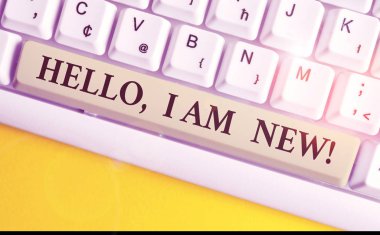 Merhaba Ben Yeniyim yazma el yazısı metin. Tebrik veya telefon görüşmesine başlamak için kullanılan kavram anlamı Beyaz bilgisayar klavyesi beyaz arka plan tuşu kopyalama alanının üzerinde boş not kağıdı ile.