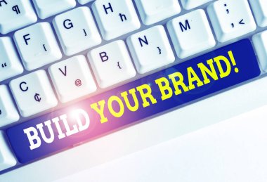 Markanızı İnşa Etmek'i gösteren kavramsal el yazısı. İş fotoğrafı metni oluşturur veya beyaz arka plan üzerinde not kağıdı ile ürün Beyaz pc klavye müşteri bilgi ve görüşlerini geliştirir.