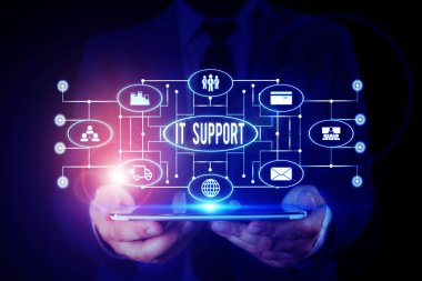 El yazısı metin yazma It Destek. Kavram anlamı Bilgi teknolojileri ve göreceli konular hakkında kredi yardım Erkek insan giyim resmi iş elbisesi akıllı cihaz kullanarak sunum sunan.