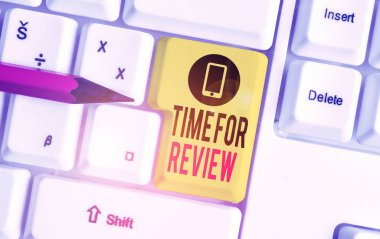 Word yazma metin Zaman İnceleme için. Resmi inceleme beyaz bilgisayar klavyesi beyaz arka plan anahtar kopyalama alanı üzerinde boş not kağıdı ile bir sistem veya durumun gözden geçirilmesi için İş kavramı.