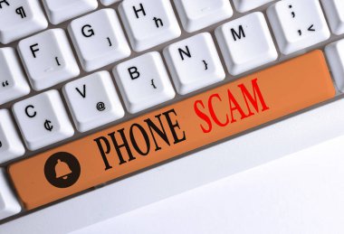 Kelime yazma metin Telefon Aldatmaca. Beyaz arka plan tuşu kopyalama alanı üzerinde boş not kağıdı ile ürün veya hizmet Telesales Beyaz pc klavye tanıtmak için istenmeyen aramalar almak için iş konsepti.