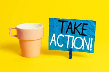 El yazısı metni Eylem e. Kavram anlamı bir şey resmi yapmak ya da sorun Bardak boş kağıt mavi clothespin dikdörtgen şekilli hatırlatma sarı ofis ile amaç elde etmek için uyumlu.