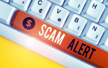 El yazısı metin yazma Scam Alert. Kavram düzeni veya dolandırıcılık hakkında uyarı birisi uyarı beyaz arka plan tuşu kopyalama alanı üzerinde boş not kağıdı ile herhangi bir olağandışı Beyaz pc klavye fark.