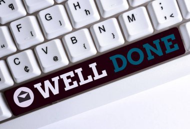 Aferin Done'yi gösteren kavramsal el yazısı. Peform'u doğru ve özenle becerive verimli bir şekilde beyaz arka plan üzerinde not kağıdı ile beyaz pc klavyesi ile sergileyen iş fotoğrafı.