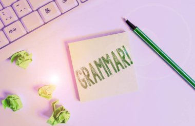 Dilbilgisi gösteren kavramsal el yazısı. İş fotoğraf metin tüm sistem yapısı dil sözdizimi ve morfoloji beyaz arka plan ve pc klavye kalem ile Yeşil not kağıdı.