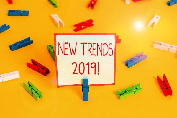 Koncepcyjny pisanie ręczne pokazujące nowe trendy 2019. Business Photo prezentuje ogólny kierunek, w którym coś się rozwija kolorowe papiery clothespin puste przypomnienie żółty piętro biuro. — Zdjęcie stockowe
