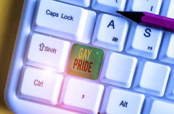 Texte d'écriture Word Gay Pride. Concept d'affaires pour la dignité d'un individu qui appartient à une analyse ou woanalysis Clavier pc blanc avec papier de note vide au-dessus de l'espace de copie de clé de fond blanc . — Photo