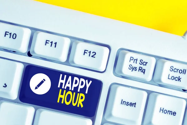 Píšu vzkaz na Happy Hour. Obchodní foto showcasing Tráví čas na aktivity, které vám umožní relaxovat na chvíli Bílé PC klávesnice s poznámkovým papírem nad bílým pozadím. — Stock fotografie