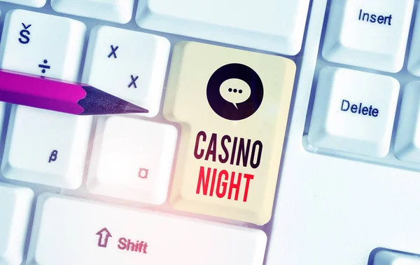 Píšu vzkaz ukazující Casino Night. Obchodní fotografie showcasing událost, kde můžete zažít zábavu hraní v reálném kasinu Bílé PC klávesnice s poznámkovým papírem nad bílým pozadím. — Stock fotografie