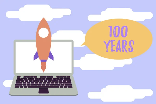 Scrittura concettuale a mano che mostra 100 anni. Business photo showcase Ricordando giorno speciale per essere 100 anni di esistenza Lancio razzo su laptop Startup Obiettivo di sviluppo . — Foto Stock
