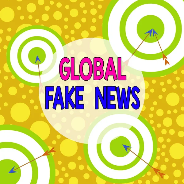 Signo de texto que muestra Global Fake News. Foto conceptual Información falsa Periodismo Mentiras Desinformación Engaño Flecha y blanco redondo dentro de un diseño multicolor de objeto asimétrico . — Foto de Stock