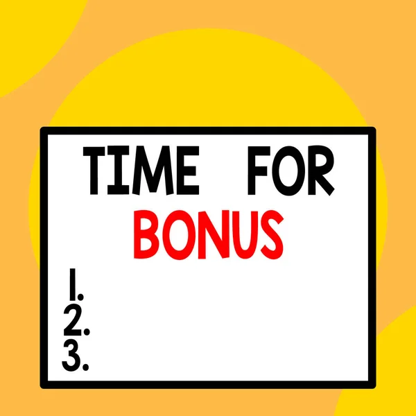 A Time For Bonus-t bemutató levél. Üzleti fotó bemutatja egy összeget hozzá egy bemutató s a bérek, mint a jutalom Front close up view nagy üres téglalap elvont geometriai háttér. — Stock Fotó