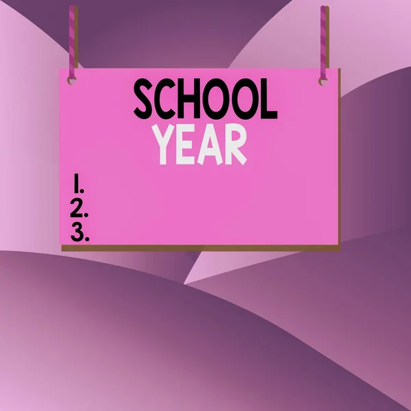 教科書執筆学校年。教育機関のセッションの年間期間を意味する概念木製の板木の長方形の形空のフレーム固定カラフルなストライプの文字列. — ストック写真