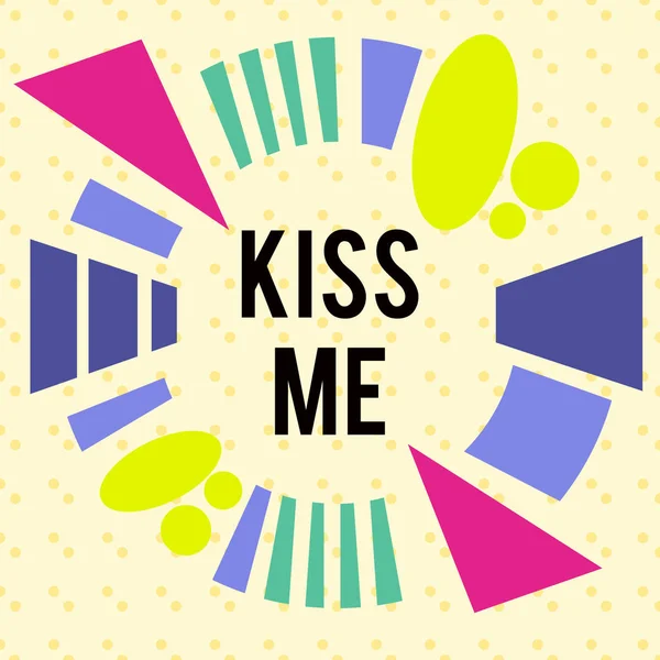 Escrevendo uma nota mostrando Kiss Me. Foto de negócios mostrando informalmente pedido para tocar meus lábios com seus lábios ou pressione contra formato assimétrico padrão objeto esboço design multicolorido . — Fotografia de Stock