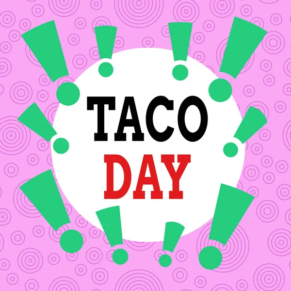 Handschrift tekst schrijven Taco Day. Concept betekent feestelijke dag die bevordert tot consumptie van taco 's in de Us Asymmetrische ongelijke vorm formaat patroon object contouren meerkleurig ontwerp. — Stockfoto