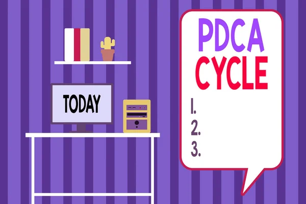 Handskrift text skriva Pdca cykel. Begreppet betyder användning för att styra och fortsätta förbättra processer och produkter Desktop dator trä bord bakgrund hylla böcker blomma kruka prydnader. — Stockfoto