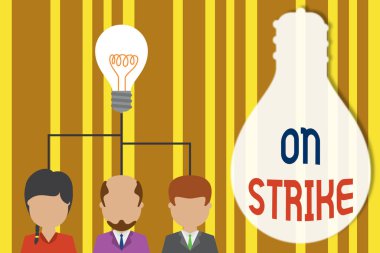 Grevde olan el yazısı metni. Üç yöneticinin fikir ikonunu paylaştığı bir işveren grubuyla tartıştığı için çalışmayı reddetmek anlamına geliyor. Başlangıç takımı toplantısı.