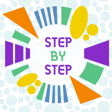 Step By Step 'i gösteren kavramsal el yazısı. Başarıya giden Yavaş İlerleme Yolu 'nu gösteren iş fotoğrafı görüntüleme Yönlendirme Geliştirme Büyüme Asimetrik biçim deseni nesne ana hatları çok renkli tasarım.