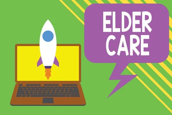 Escribir texto a mano Elder Care. Concepto que significa el cuidado de los mayores que muestran que necesitan ayuda con problemas médicos Lanzamiento de cohete hasta portátil. Proyecto Startup. Desarrollo de los objetivos . — Foto de Stock