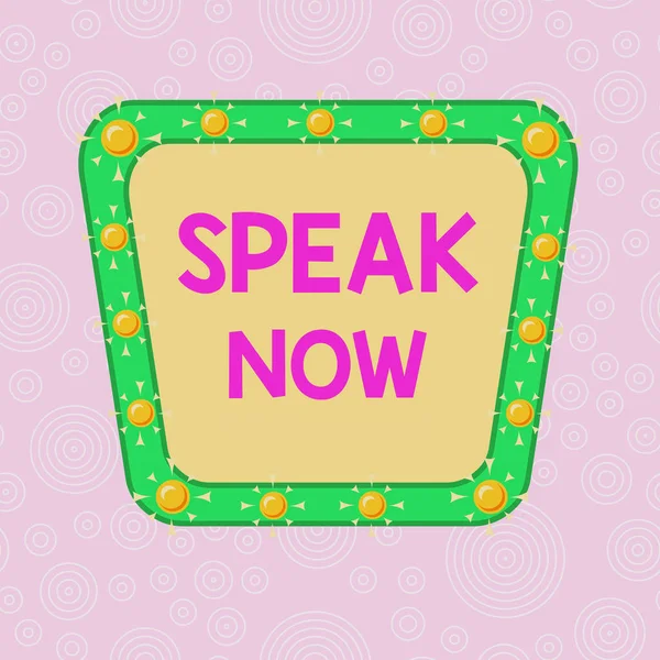 Χειρόγραφο κείμενο που γράφει Speak Now. Έννοια σημαίνει Επικοινωνήστε μαζί μας τα συναισθήματα και τις πληροφορίες σας Φωνή έξω ασύμμετρη σχήμα σχήμα μοτίβο αντικείμενο περίγραμμα πολύχρωμο σχεδιασμό. — Φωτογραφία Αρχείου