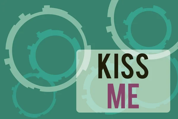 Sinal de texto mostrando Kiss Me. Foto conceitual solicitar informalmente para tocar meus lábios com seus lábios ou pressione contra o fundo de textura abstrata com engrenagens de cor lisa por trás. Padrão de gradiente . — Fotografia de Stock