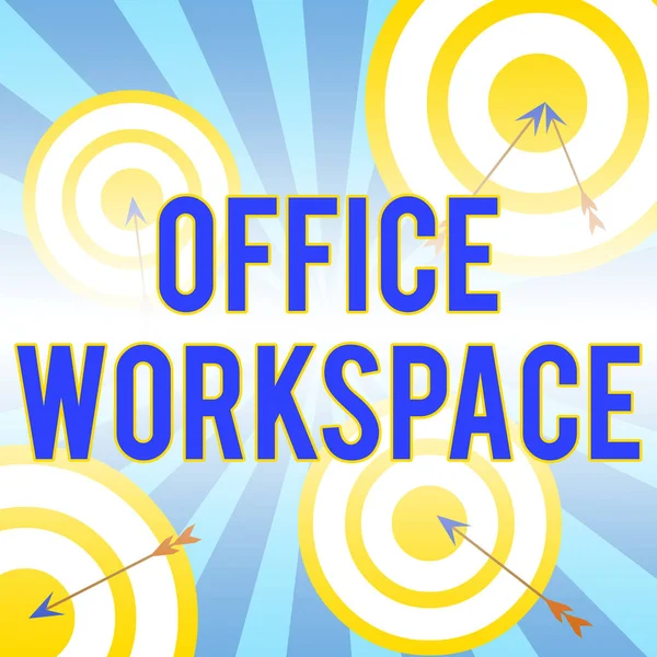 Officeワークスペースを示すメモを書く。作品を実証する任意の場所や会場を示すビジネス写真が行わ矢印とラウンドターゲット非対称形状多色デザイン. — ストック写真