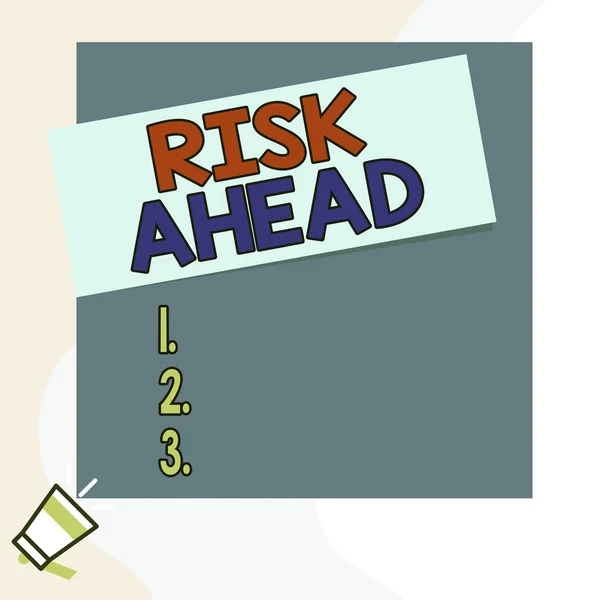 Szóírás szöveg Kockázat előre. Üzleti koncepció A valószínűsége vagy fenyegető kár, sérülés felelősség és veszteség Beszéd trombita a bal alsó és a papír csatolt téglalap háttér. — Stock Fotó