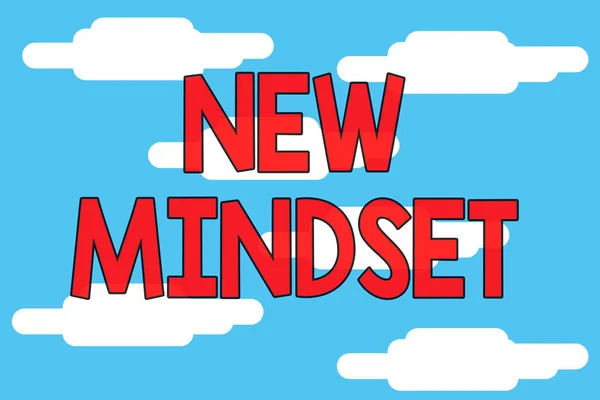 Текст написання слів New Mindset. Бізнес-концепція психічного ставлення або диспозиції Новий підхід у вирішенні ситуації Похмуре блакитне небо ландшафтний фон. Безшовний хмарний візерунок. Анотація . — стокове фото