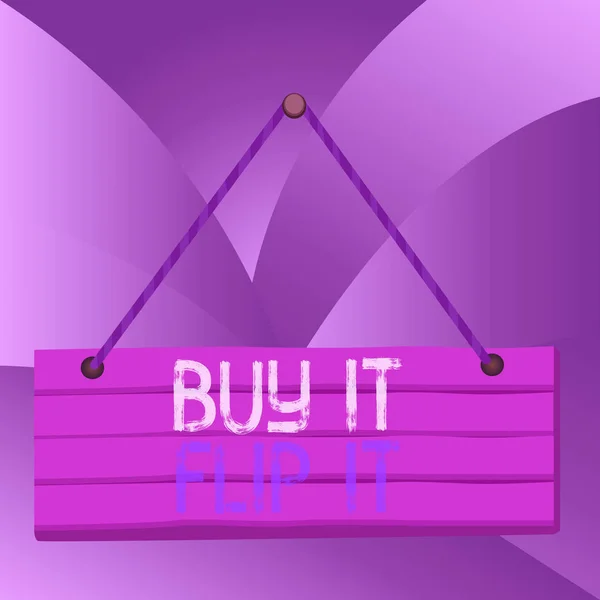 Tekst for håndskrift Buy It Flip It. Betydning: Kjøp noe, fiks dem og selg dem for mer fortjeneste Spikerplater med planker, fargerike treplater. . – stockfoto