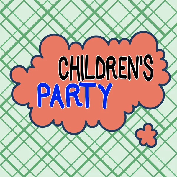 Scrivere una nota che mostra Children S Is Party. Foto aziendale che mostra la riunione sociale o l'intrattenimento fornito per i bambini Design multicolore asimmetrico a forma di oggetto con motivo irregolare . — Foto Stock