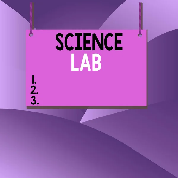 Escritura a mano del texto Science Lab. Concepto que significa instalación especial donde se realizan experimentos y con el equipo Tablero de madera forma de rectángulo marco vacío fijo colorido rayado cuerda . —  Fotos de Stock