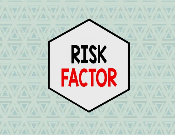 Kockázati tényezőt mutató szöveges jel. Fogalmi fotó állapot viselkedés vagy más tényező, amely növeli a veszélyt zökkenőmentes minta váltakozó egyenes és fejjel kék háromszögek vonal. — Stock Fotó