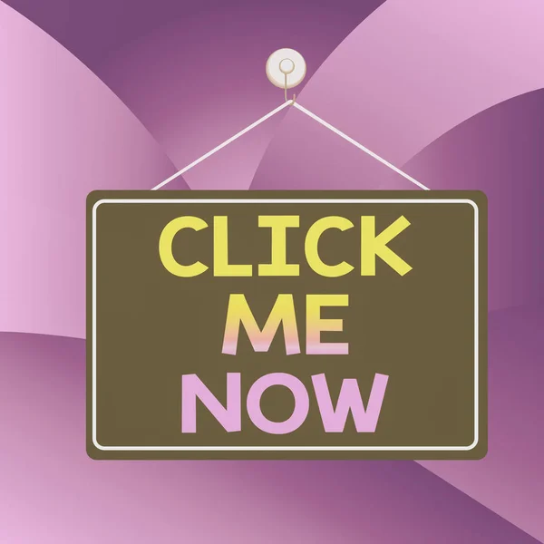 Написання тексту Click Me Now. Концепт означає, що Інтернет допомагає надрукувати кнопку онлайн Icon Nertwork Кольорові нагадування про порожню дошку порожній простір прикріплюється фоновий прямокутник. — стокове фото