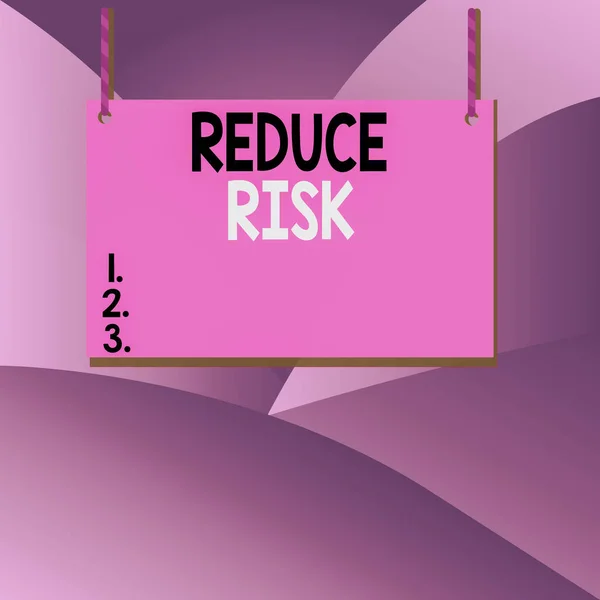 Kézírás szövegírás Csökkentse a kockázatot. Koncepció jelentése csökkenti a potenciális kárt okozhatja a veszély Fa tábla téglalap alakú üres keret rögzített színes csíkos húr. — Stock Fotó