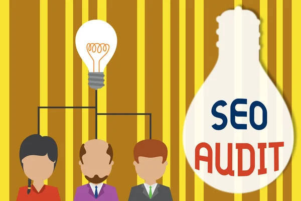 Texto de caligrafia Seo Audit. Conceito que significa Search Engine Optimization validando e verificando o processo Grupo três pessoas executivas que compartilham ícone de ideia. Reunião da equipa de arranque . — Fotografia de Stock