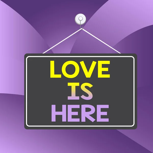 El yazısı, "Love Is Here". Kavramsal anlamı roanalitik duygu Sevimli duygu Pozitif İfade Bakımı Neşe Renkli hatırlatma tahtası boş boşluk arkaplan dikdörtgeni. — Stok fotoğraf