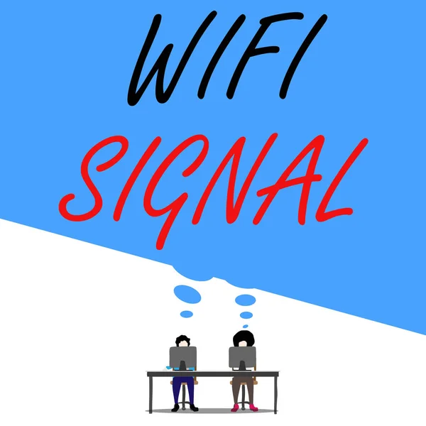 Signo de texto que muestra señal Wifi. Foto conceptual proporcionar conexión inalámbrica a Internet de alta velocidad y conexiones de red Hombre con pantalones púrpura sentarse en la silla hablar con compañeros cerca de la mesa de la computadora . — Foto de Stock