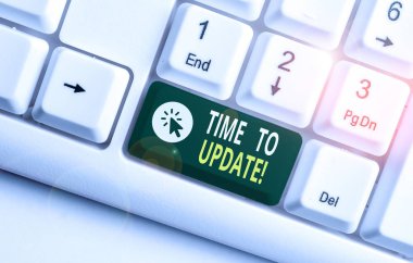 Word yazma metin Zaman Güncelleme. Beyaz arka plan tuşu kopyalama alanı üzerinde boş not kağıdı ile bir şey veya güncelleştirilmiş sürüm programı Beyaz pc klavye güncelleme hareket için İş kavramı.